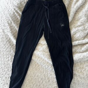 ALO Yoga Muse sweatpants in Black size medium